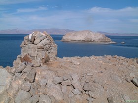 The shrine on the point at Ensenada Alcatraz with Isla Alcatraz in the background.